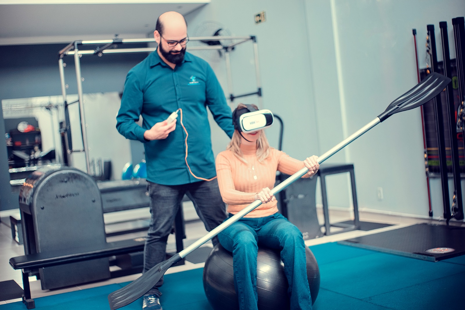 Atendimento de fisioterapia funcional com exercício terapêutico e tecnologia